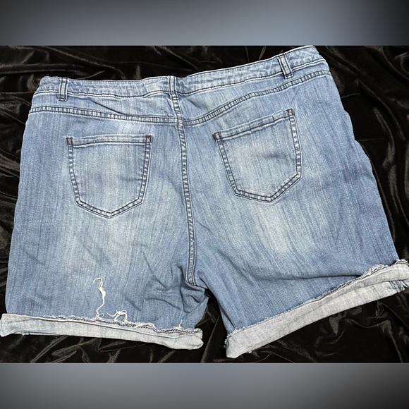 🩳🩳 Bundle any 2 Women’s Shorts for $10 Lane Bryant Women’s Bermuda Shorts - Picture 4 of 5